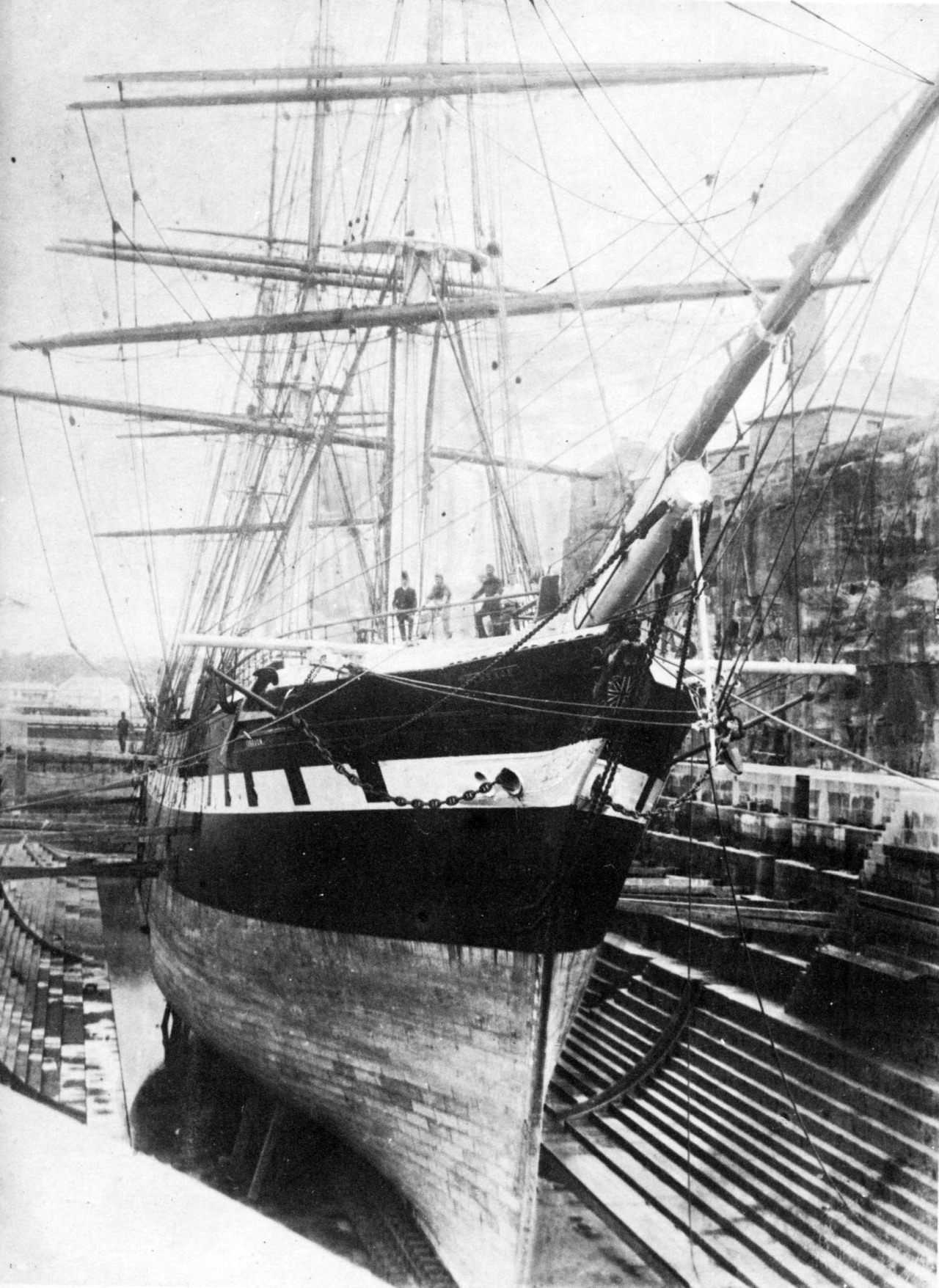 historicaltimes:

Passenger clipper SOBRAON in Sutherland Drydock on Cockatoo Island, Australia, 1891. Constructed of teak over iron, she was the largest composite-hull ship every built. via reddit Continua a leggere