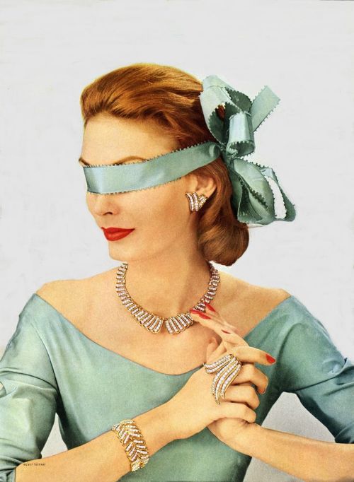 fawnvelveteen:



Trifari jewellery 1952

