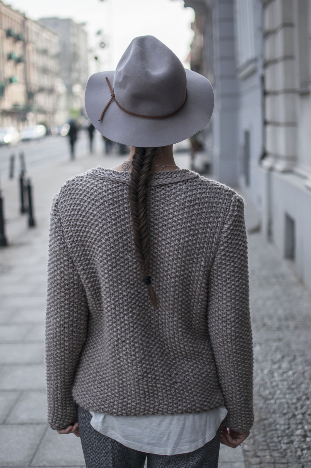 Grey Outfit: Dorota Jawinska is wearing a grey knit jumper from LeBrand and the grey hat is from River Island