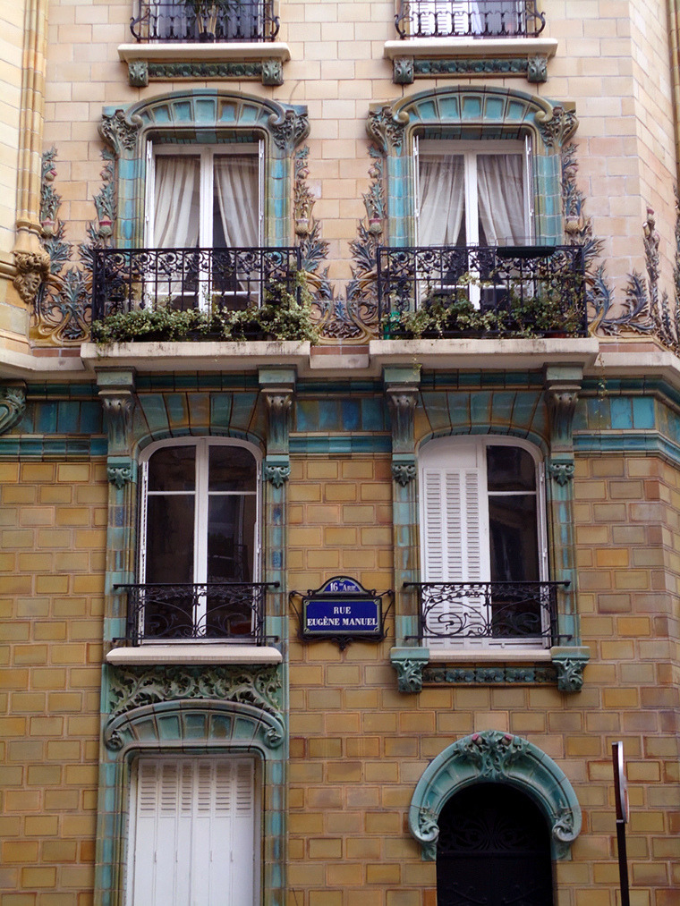 An Art nouveau building built in 1903 in the 16th arrondissement of Paris, France. Architect was Charles Klein and ceramist was Emile Muller. More info.
reblog + image from gusbarletto