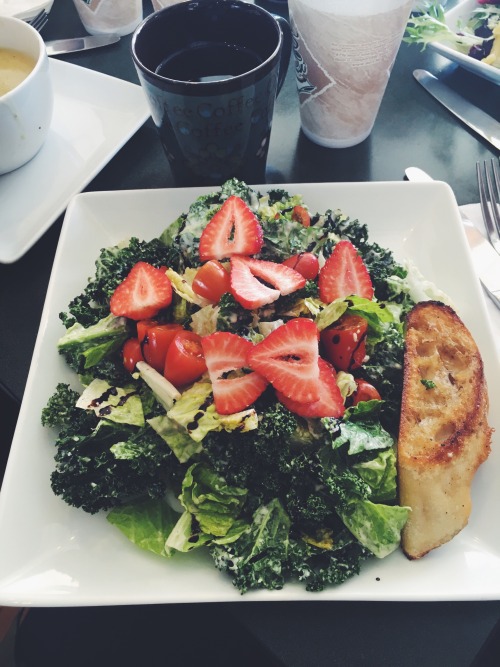 jennagoesvegan:

lunch today 🌿🍓☕️ vegan kale salad + coffee

