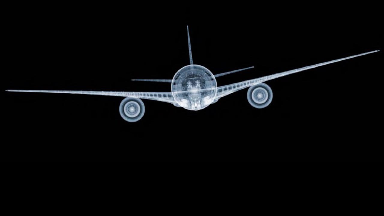 Veasey: El mundo visto en rayos X. Es el responsable de la realización de la posiblemente mayor foto/radiografía realizada hasta la fecha, una de tamaño natural de un Boeing 777.(Nick Veasey )