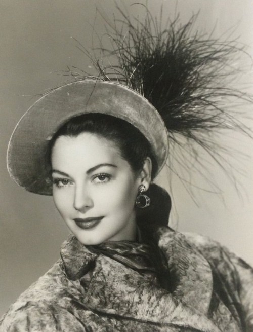 gatabella:

Ava Gardner wearing a hat by Walter Florell