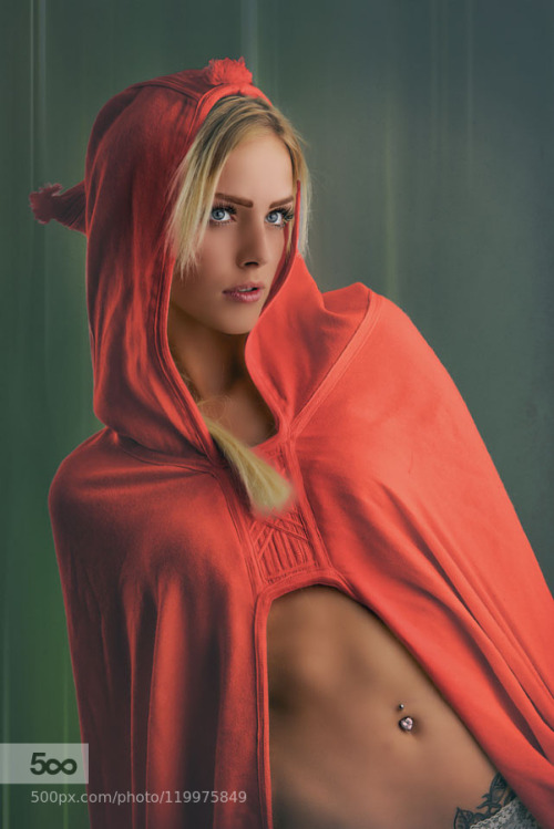 photografiae:

Little red Sabrina by TorbenMougaard ||...