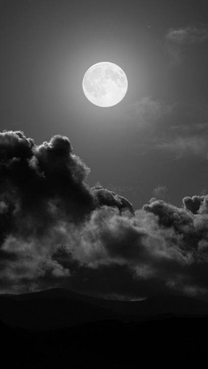 雲と月 写真 スマホ壁紙 モノトーン黒ダーク系でカッコイイ スマホ携帯用 待ち受け画面 壁紙 画像素材270枚超 Naver まとめ