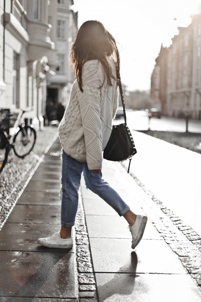 Knitwear and jeans is always a winning combination! Monja Wormser demonstrates this concept, looking cute and winter-ready in a cream cable knit sweater and rolled denim jeans.Knit: Only, Jeans: Sheinside, Sneakers: Axel Arigato.