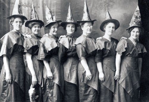 damsellover:

Vintage Halloween, 1910
