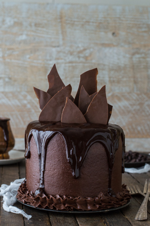 fullcravings:

Chocolate Chocolate Cake