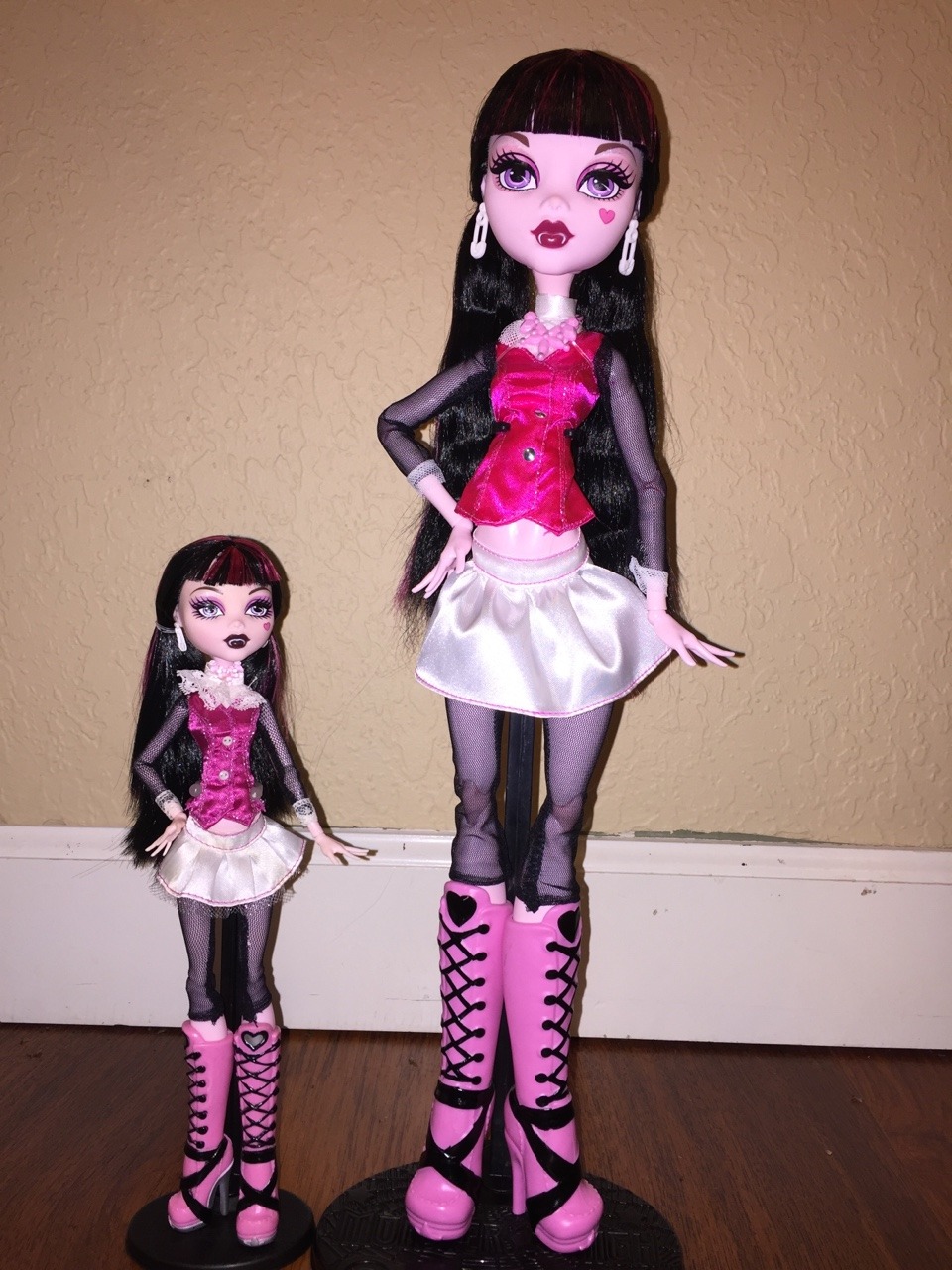 sailorevermonster:

Draculaura frightfully Tall and First release Draculaura comparison.