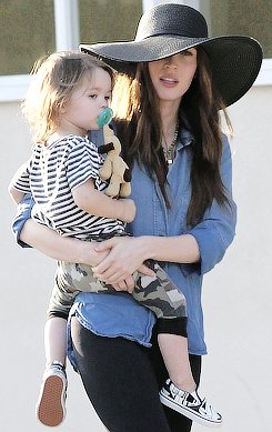   Foto på Megan Fox  & hennes Son  Bodhi Ransom Green