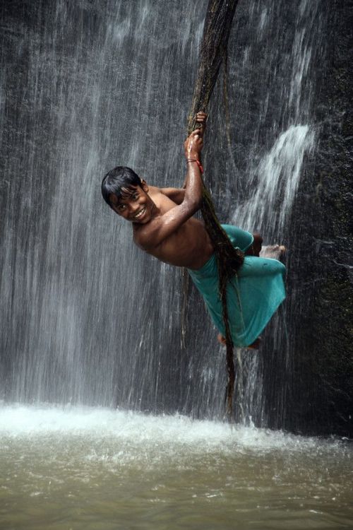 keralaatheart:

Monsoon thrill  ..Kerala,India
by  Ratheesh R
