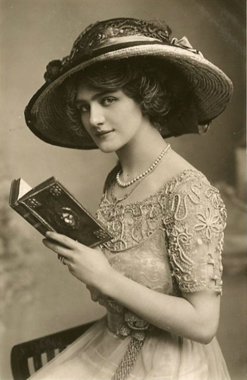myfairylily:

Lily Elsie. Early 1900’s.