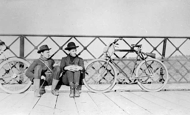 http://stuffaboutminneapolis.tumblr.com/post/122000103799/fred-and-arthur-roach-with-bicycles-on-bridge
