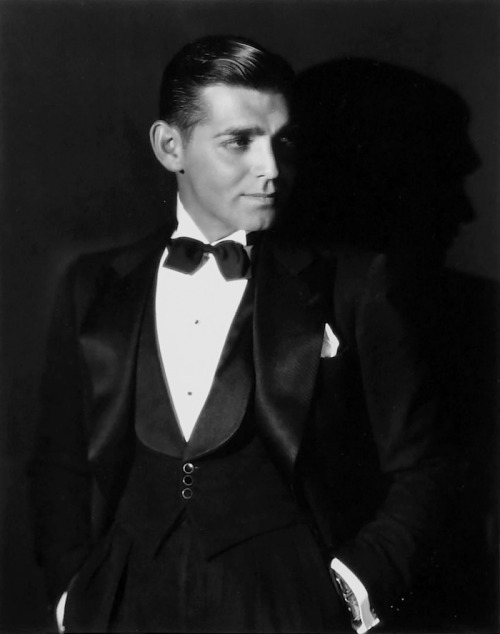 wehadfacesthen:

Clark Gable in a 1932 photo by George Hurrell, house photographer for MGM
