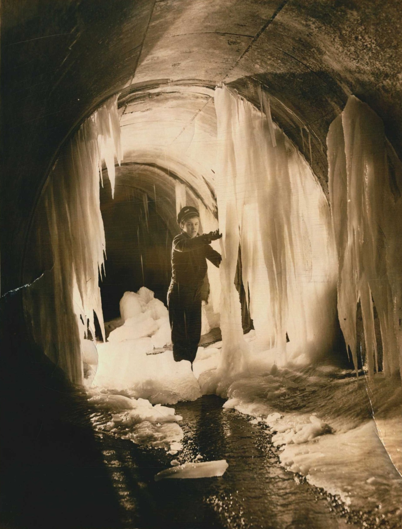 http://stuffaboutminneapolis.tumblr.com/post/135993657464/hclib-exploring-a-winter-wonderland-the-sewers
