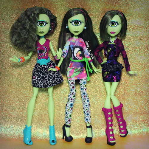 anthxny:

dms-a-jem-dollynut:


 I &lt;3 Fashion Iris by ★dms_a_jem★



 Via Flickr:
 Yes I bought 3, but I went to three different TRUs near me (I live within 30 miles of 7 stores) and I made sure to leave plenty on the shelf so other people can buy her too. :)
 

I want her so bad!