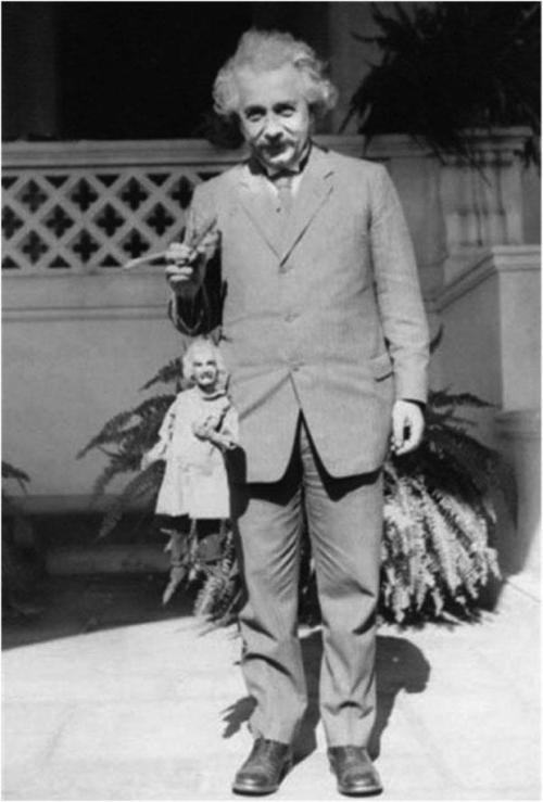 weird vintage:After watching a show by the Yale Puppeteers at Teatro Torito in Los Angeles featuring a marionette of himself, Albert Einstein complained the puppet wasn’t fat enough and proceeded to crumple up a letter from his pocket and pad the belly. Photo by Harry Burnett, 1931 (via Mentalfloss) 