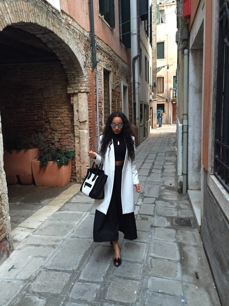 Monochrome in Venice

Monochrome is great for mix and matching your outfits and adding that extra sophisticated edge. 

Keeping it chic in the Venice lanes, wearing a Zara Over coat perfect for the colder months, Solace Cort Culottes 
Missguided top 
Vivienne Westwood peep toes
Celine Bag 
Dior sunglasses