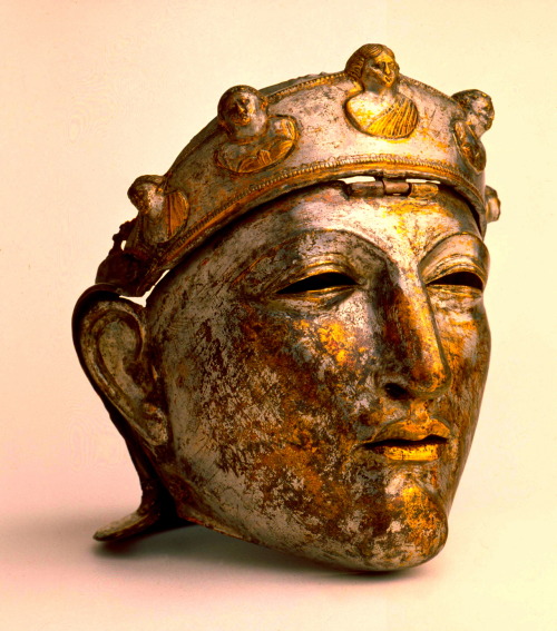 langoaurelian:Ancient Roman helmet worn by the elite Roman cavalry (equites Romani). 1st century AD.