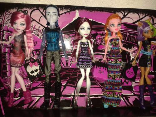 anthxny:

Found in Mexico. I’m loving the new hair choices for Spectra, Lala and Gigi! This makes me want it more. might be my favorite 5 pack. 


Omg they look amazing, especially Draculaura and Spectra *o*
