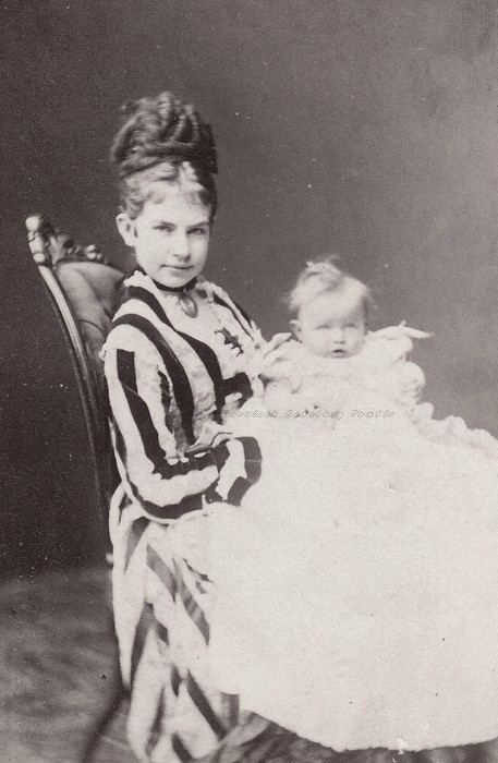carolathhabsburg:

Princess Gisela of Bavaria, neé Archduchess of Austria, and eldest daughter, Princess Elisabeth Marie. 1874

Gisela was Sissi’s daughter 