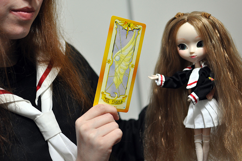 Pullip com uniforme de colegial da Sakura Card Captors e uma Carta Clow