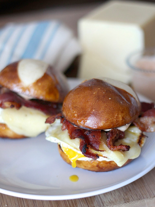 gastronomicgoodies:

Egg, White Cheddar, and Bacon Breakfast Sandwiches on Pretzel Buns
