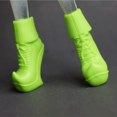 monster-lili:evrything-and-nothing:New shoes mold found on Taoabo omg, I love them !!!I know they are some eah and mainly monster high. I especially love te green one with pointy thinh at the top…Now guess which is which ?

I think the first one is Raven’s