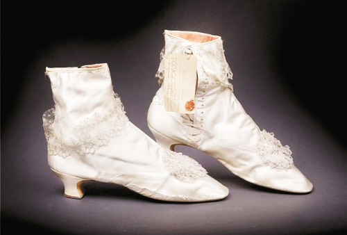 misshonoriaglossop:
Silk shoes which belonged to Empress Elisabeth of Austria. The Empress had a shoe size of 41(EU)/7 (UK) at the height of 172cm (5′7).