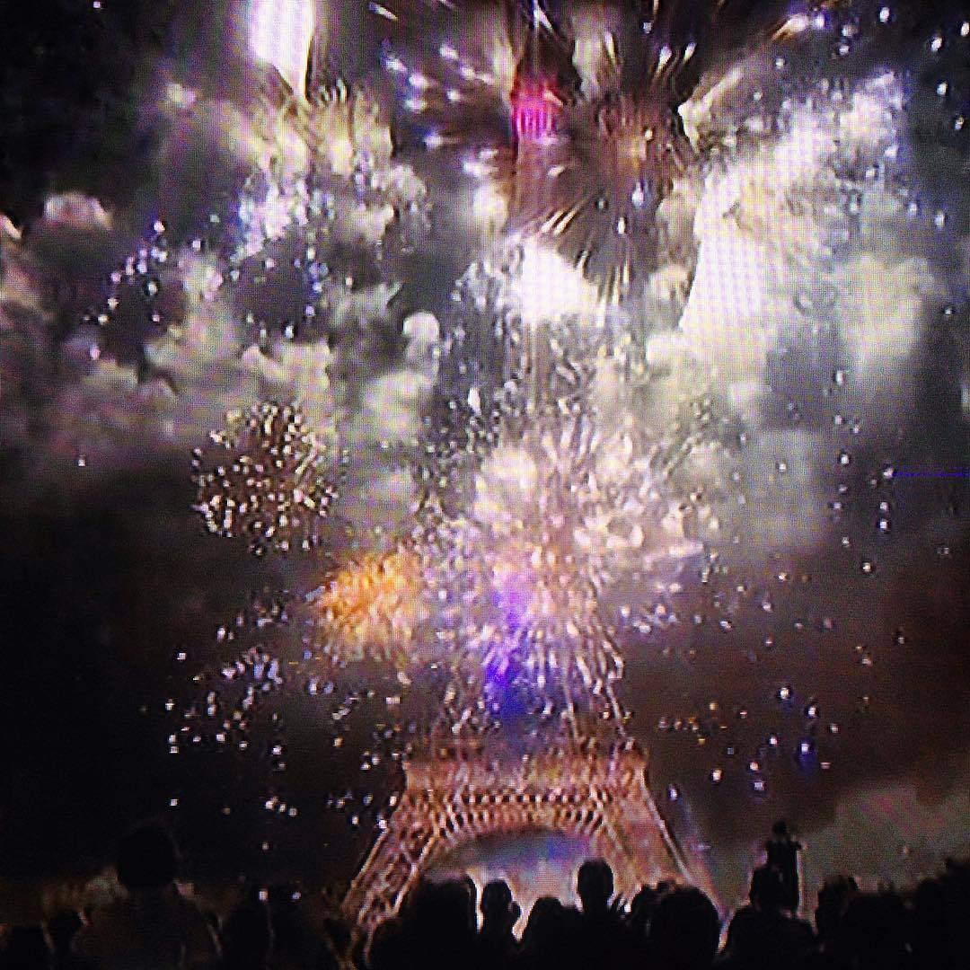 Trop belle notre #toureiffel ❤️💙 
So #proud #paris #14juillet #fire #fireworks #love #family #friends #trocadero  (à Tour Eiffel)