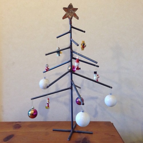 cotaro70s on Instagram

今年も出してきた、溶接で作った鉄のクリスマスツリー。