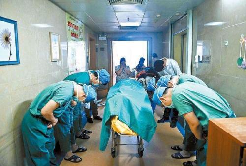 fakhrafakhra:

stunningpicture:

Chinese doctors bowing down to an 11 year old boy diagnosed with brain cancer who managed to save several lives by donating his organs to the hospital he was being treated shortly before his death.

This should go to history.
