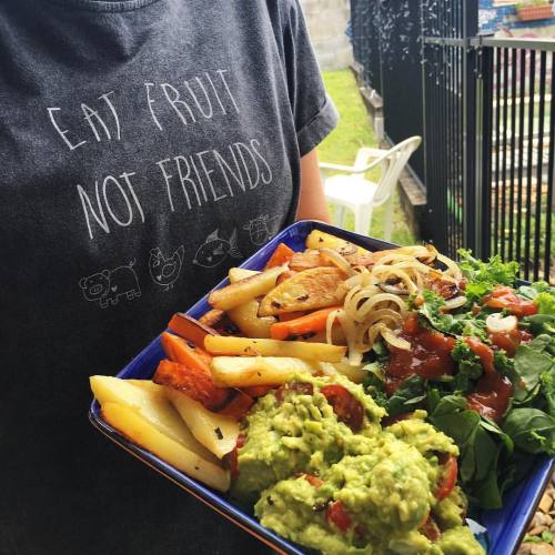 food-fitness-study:

What a feed 😍🍴baked potato + sweet potato with kale smothered in salsa, grilled onion and guacamole ✨ wearing my fav new shirt from inthesoulshine.com.au                                               
Instagram: maddydocking
