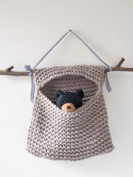 A free pattern can be found for this cute little knitted hanging thing over at the German blog Wunderweib.  You only need to know how to knit the Garter Stitch.