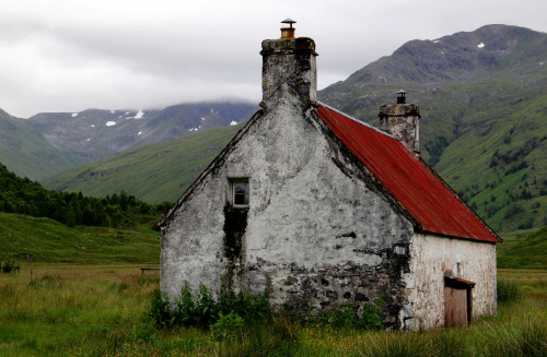 last-best-place:


 Athnamulloch bothy by Iain Harris
