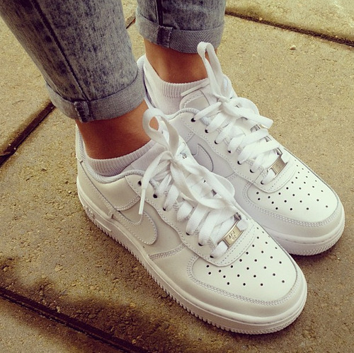 girl outfits with white air forces