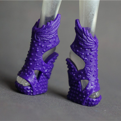 monster-lili:evrything-and-nothing:New shoes mold found on Taoabo omg, I love them !!!I know they are some eah and mainly monster high. I especially love te green one with pointy thinh at the top…Now guess which is which ?

I think the first one is Raven’s