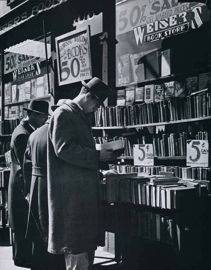 Weiser&rsquo;s Book Store. 4th Avenue, New York City. 1940s.
Photographer: Andreas Feininger