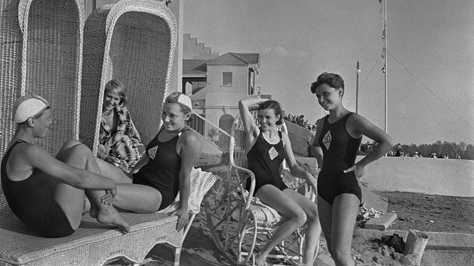 Химкинский пляж. 1930-е годы. Фото: Эммануил Евзерихин.Khimki beach. 1930s. Photo: Emmanuil Evzerikhin.