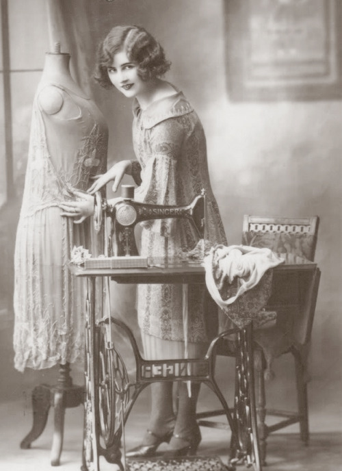 inthe1920s: Une jeune femme avec une machine à coudre c.  1925.