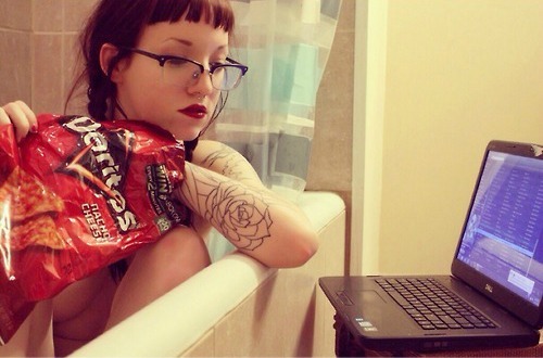 sexncomics:

#JesseCaits #Food #Glasses #Laptop