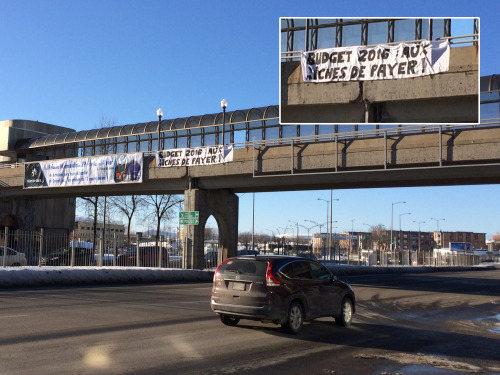 Photo : sur la bretelle qui travers l'autoroute Laurentienne à Québec, la bannière est placée au centre.
