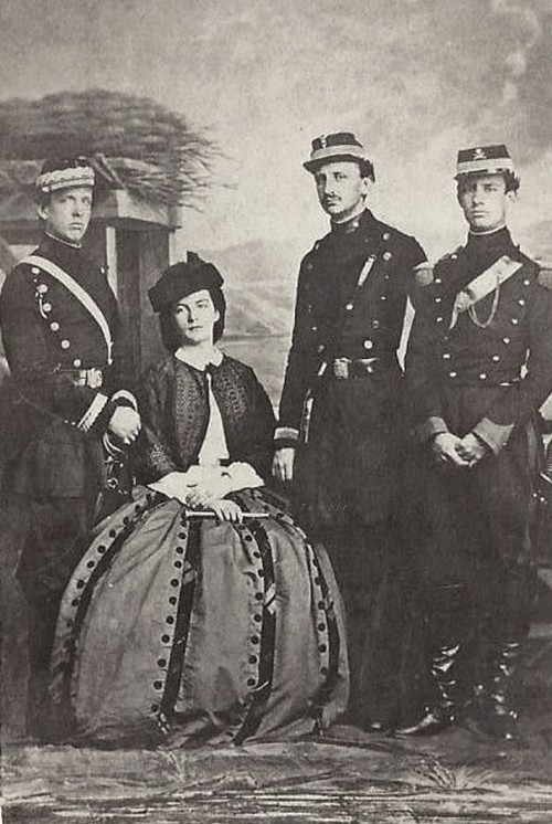 carolathhabsburg:

King Francesco II of the due Sicilies with consort, Queen Maria Sofia and brothers, Luigi, Count of Trani (left) and Alfonso, Count of Caserta (right). 1860s.

Maria-Sofia was the sister of Empress Elisabeth ( Sissi ) of Austria