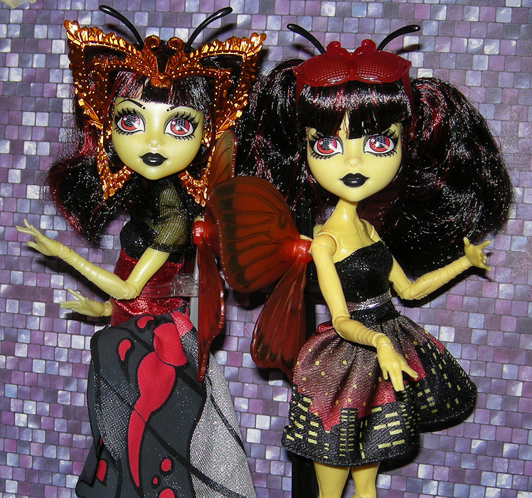 humblezombie:

I really love Luna’s design; she’s so cute &lt;3  I think I may add a few accessories to her 3-pack doll, but she is very pretty as is.  I like her dress a lot.  The differences in skin tone between the two Lunas is pretty noticeable.  The Gala Luna is shimmery and  a bit lighter, while the 3-pack Luna is quite opaque.  I don’t think I prefer one over the other; they’re both very pretty dolls ^_^
