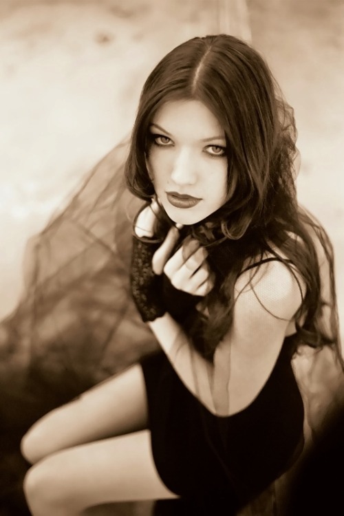 Portrait in sepia by #Wolf189 (@wolfphoto)#LasVegas &... - Bonjour Mesdames