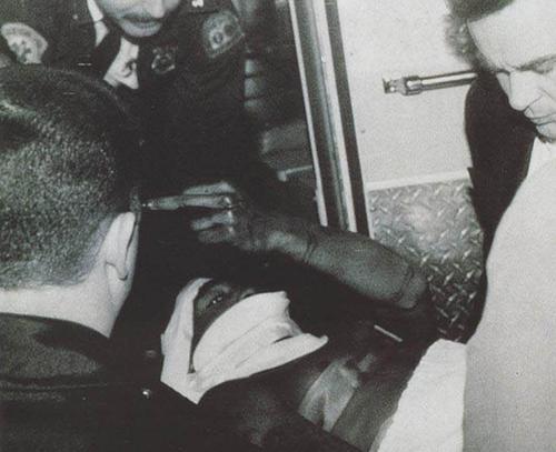 queenofsabah:

endpositive:




Tupac holding his middle finger high after being shot.

One of the dopest photo’s i ever seen.

the realest. RIP.

if you don’t reblog this you deserve to be shot by Tupac’s ghost.

That last comment freaked me out so… yeah.
