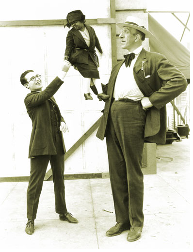 Date unknown
Harold Lloyd shakes hands with a little person.
(via holmes guy)