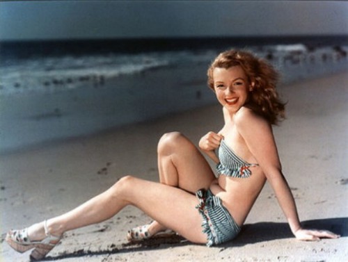 curvyswervydames:

Marilyn Monroe (25)
