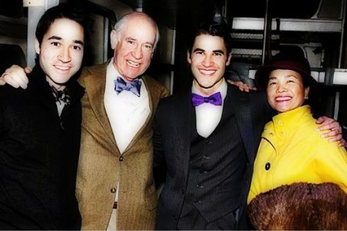 Darren Criss med familie i billedet
  