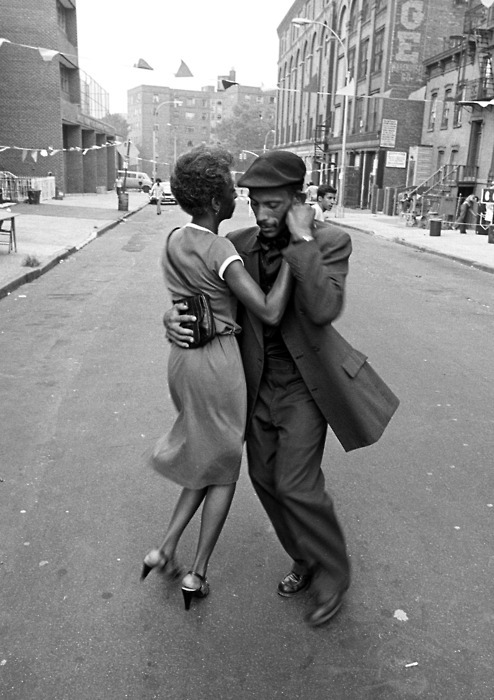 theniftyfifties:

Dancers in Mott Haven, The Bronx, August 1956. Photo by David Gonzalez.

